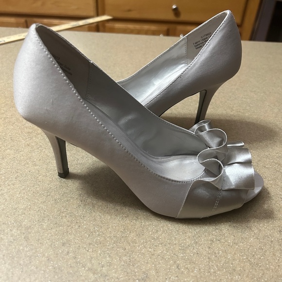 Kelly And Katie Heels Women’s Size 6 Silver Ruffle Kk Dahlia - Picture 3 of 9